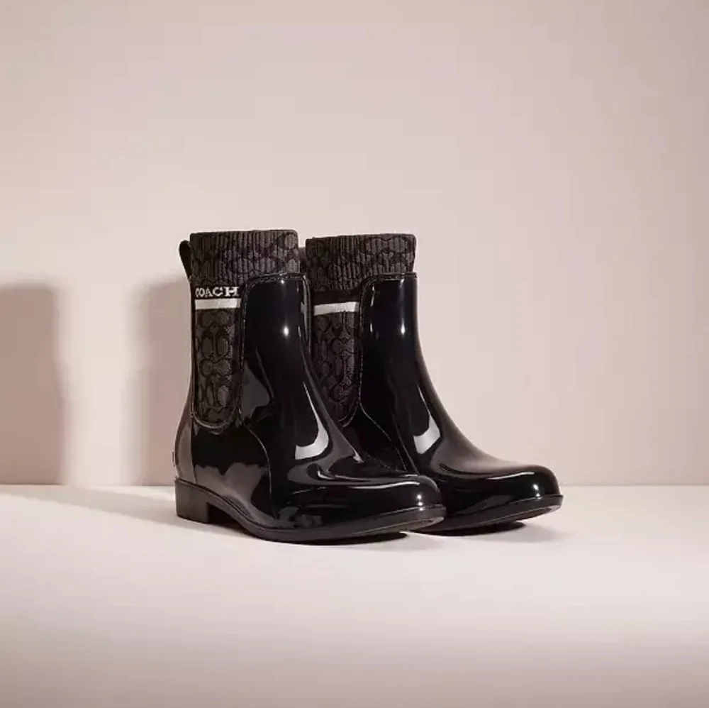 Coach rainboots run small - Picture 6 of 7